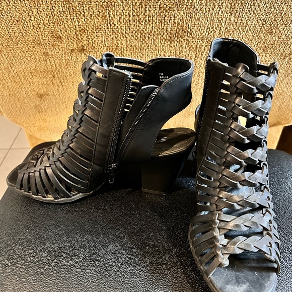 Esprit - Picture 1 of 3